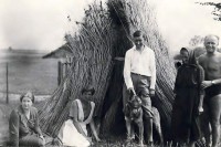 /album/plukovnik-jezdectva-miroslav-broz-1892/a13-teta-rosicka-a-deti-a-pes-romtaz-jpg/